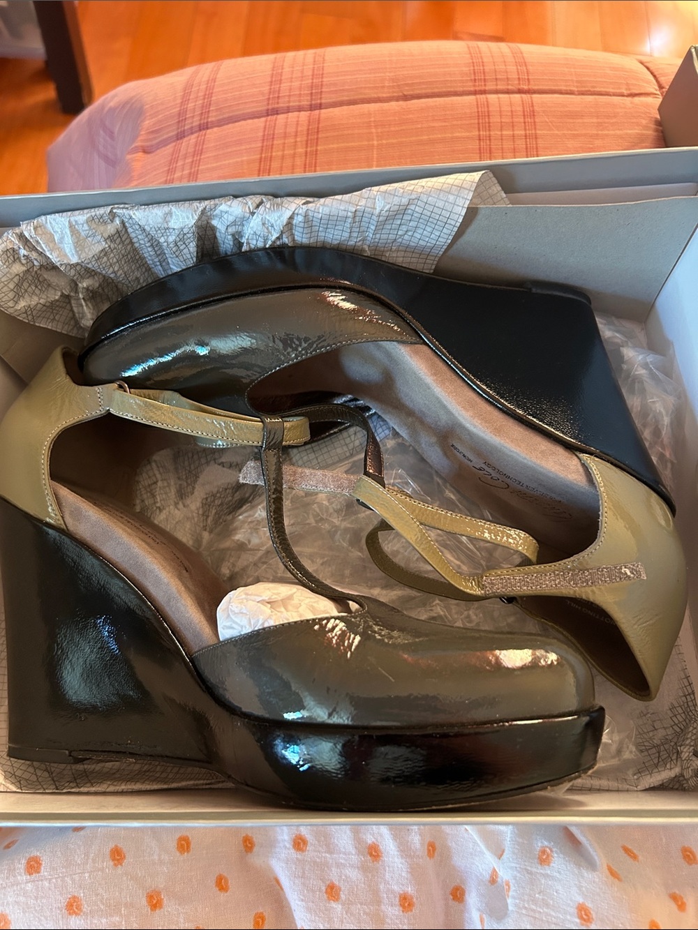 Kenneth Cole Patent Two-Tone Wedges in Black and Olive Green